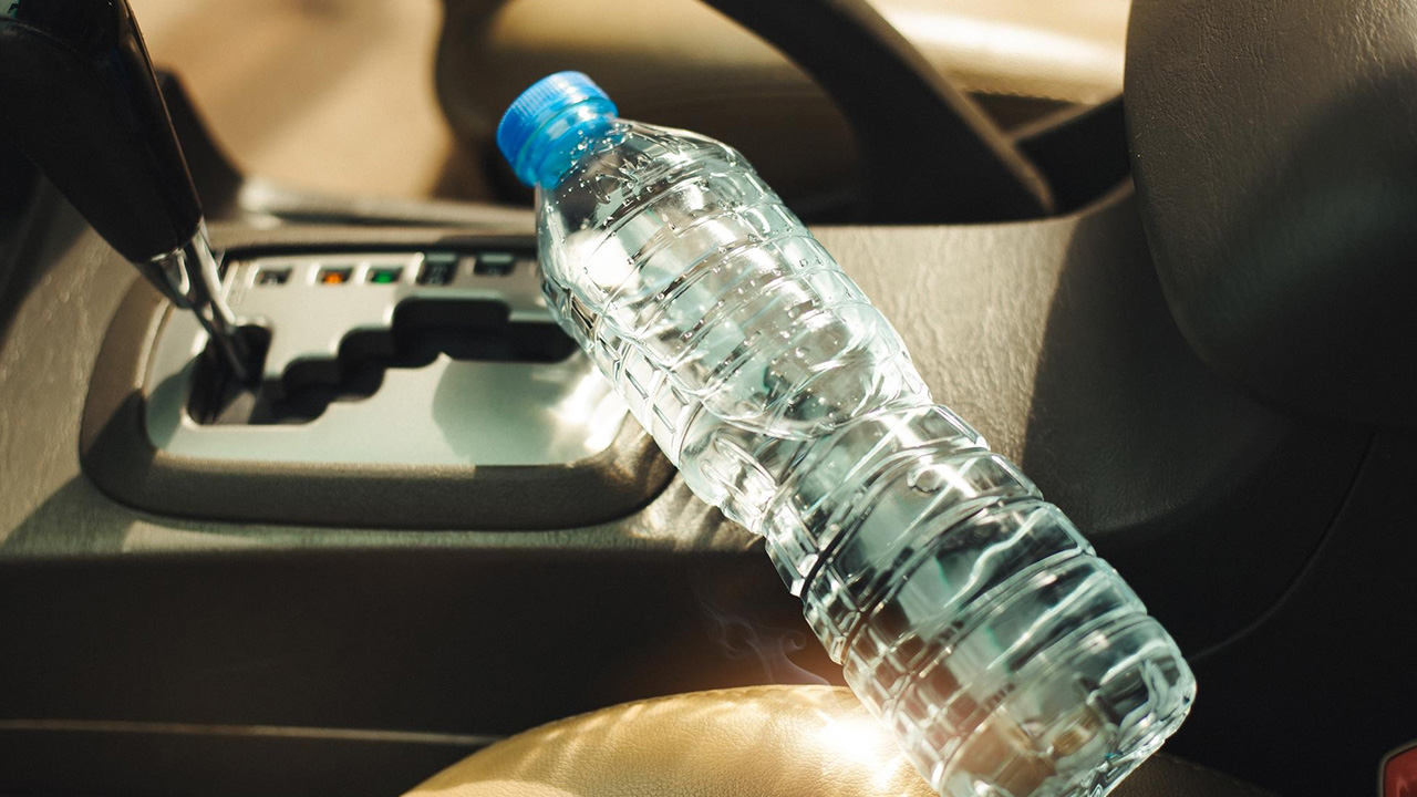 Botol Plastik di Mobil Panas? Duh, Jangan Diminum Dulu.